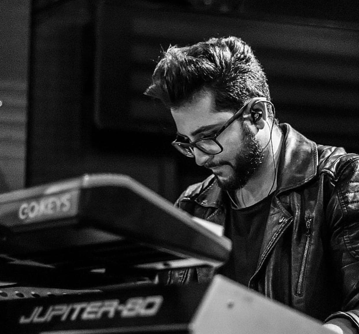 Athos Fantauzzi tocando teclado Jupiter-80