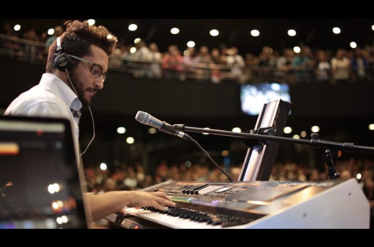 Athos Fantauzzi em concerto com teclado