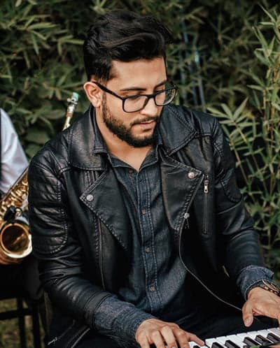 Professor Athos Fantauzzi tocando teclado