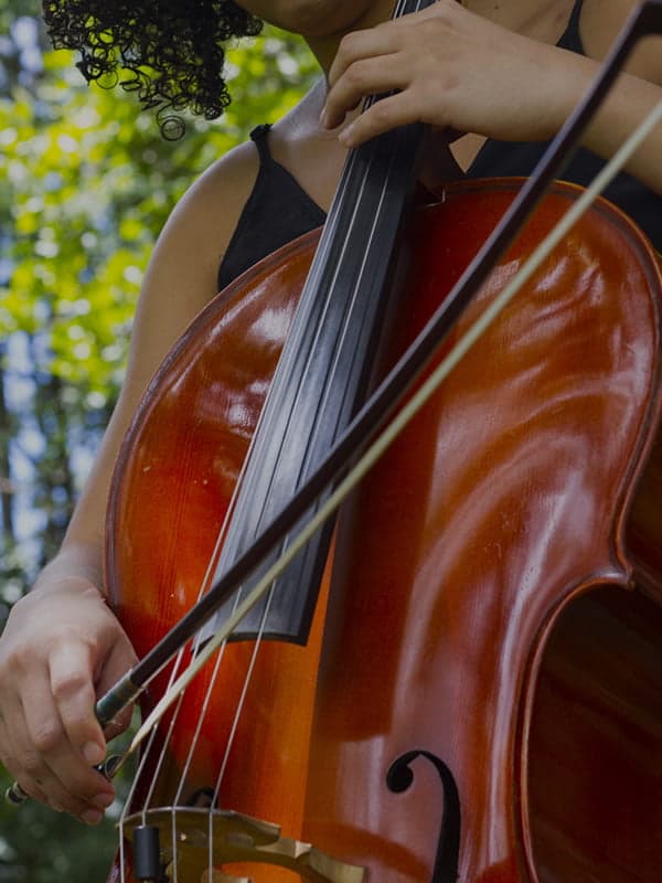 Musicista tocando violoncelo ao ar livre