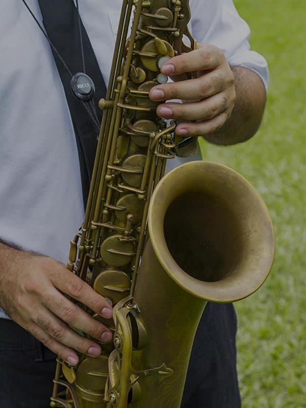 Músico tocando saxofone em evento