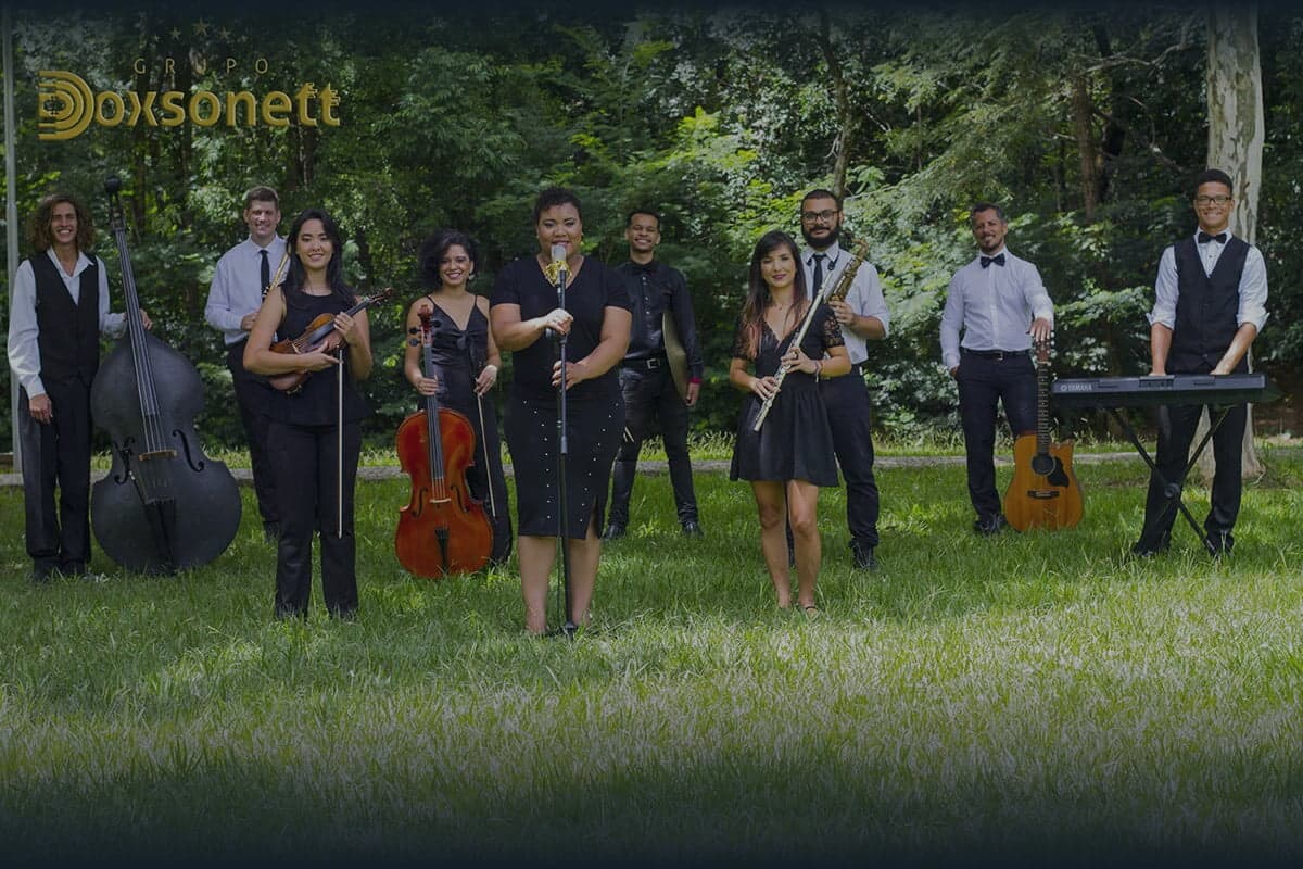 Músicos do Grupo Doxsonett no jardim com seus instrumentos